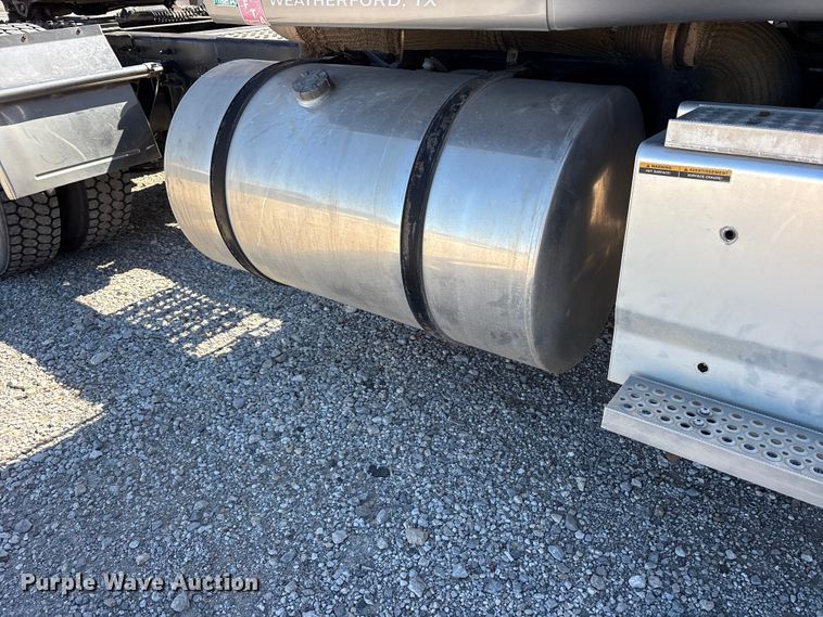 image for item ET7218 2015 International Prostar semi truck