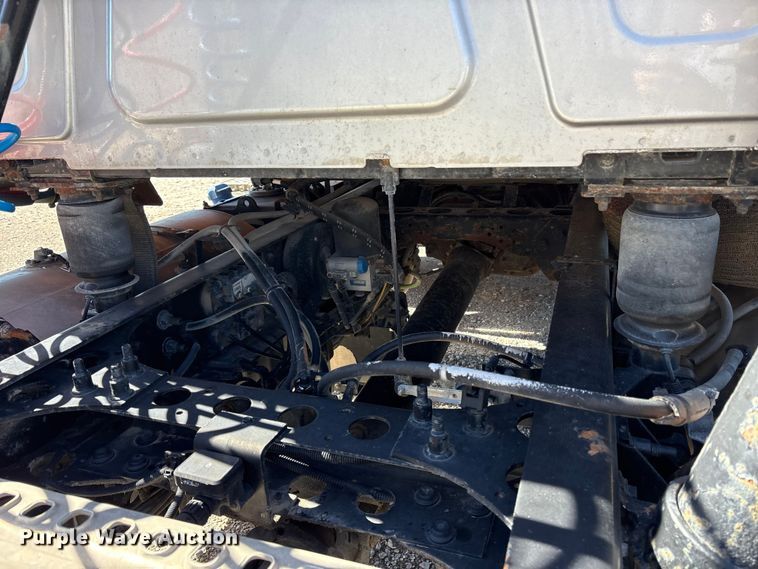 image for item ET7218 2015 International Prostar semi truck