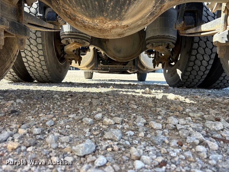 image for item ET7218 2015 International Prostar semi truck