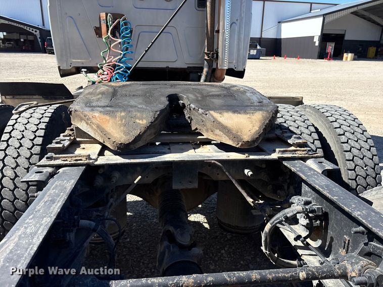 image for item ET7218 2015 International Prostar semi truck