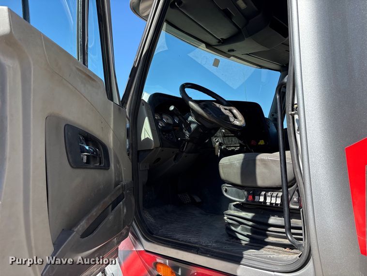 image for item ET7218 2015 International Prostar semi truck