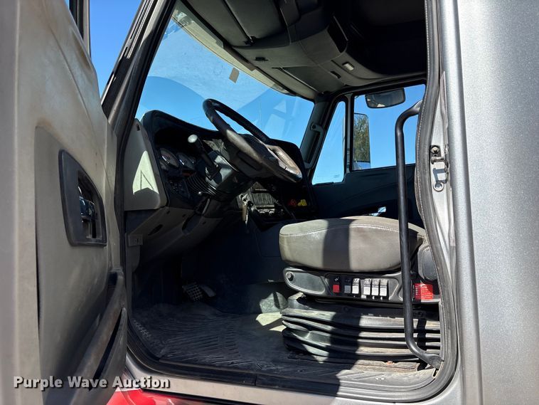 image for item ET7218 2015 International Prostar semi truck