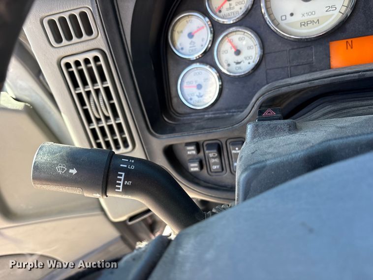 image for item ET7218 2015 International Prostar semi truck