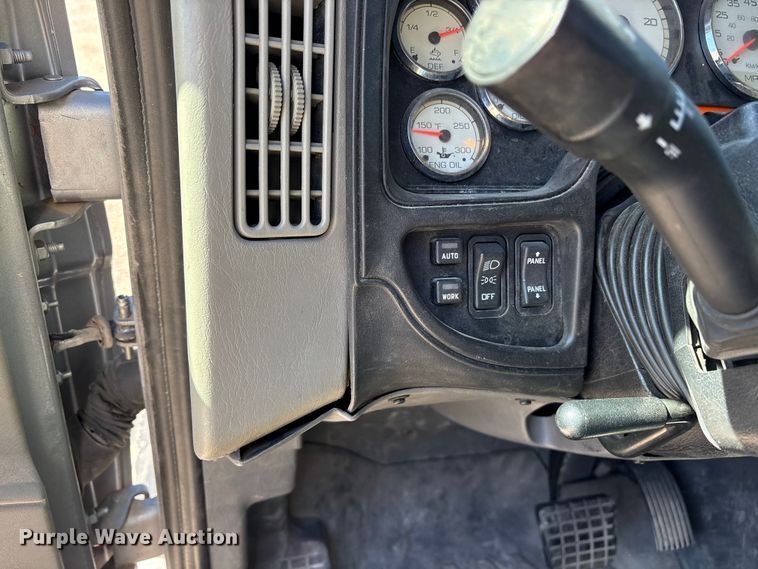 image for item ET7218 2015 International Prostar semi truck