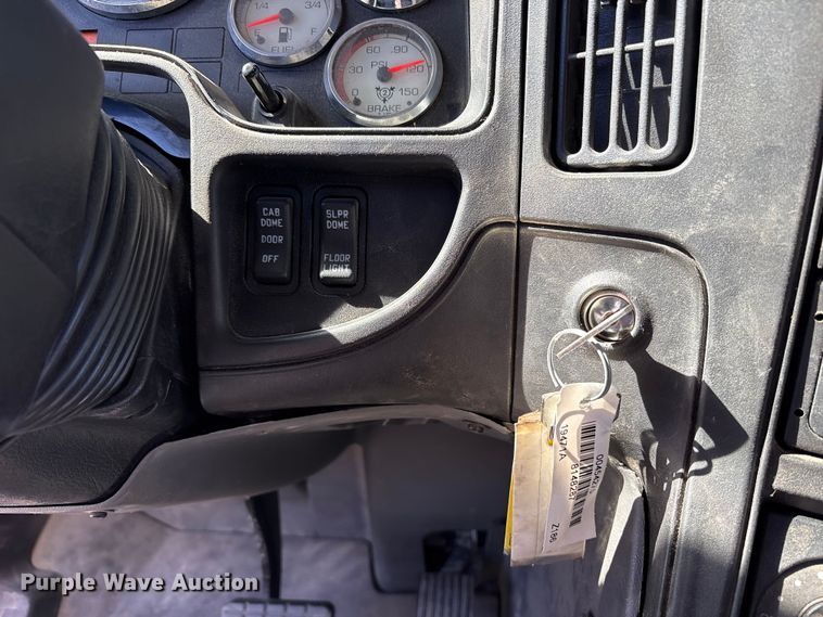 image for item ET7218 2015 International Prostar semi truck