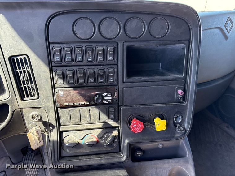 image for item ET7218 2015 International Prostar semi truck