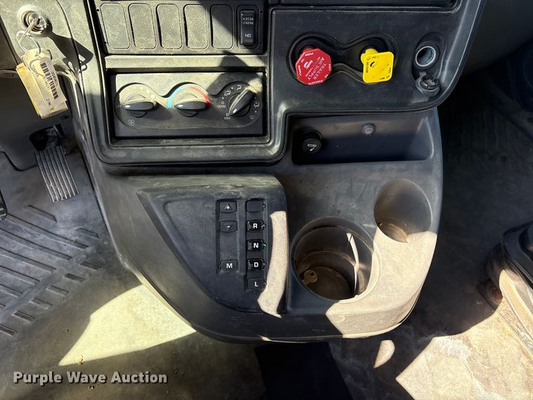 image for item ET7218 2015 International Prostar semi truck