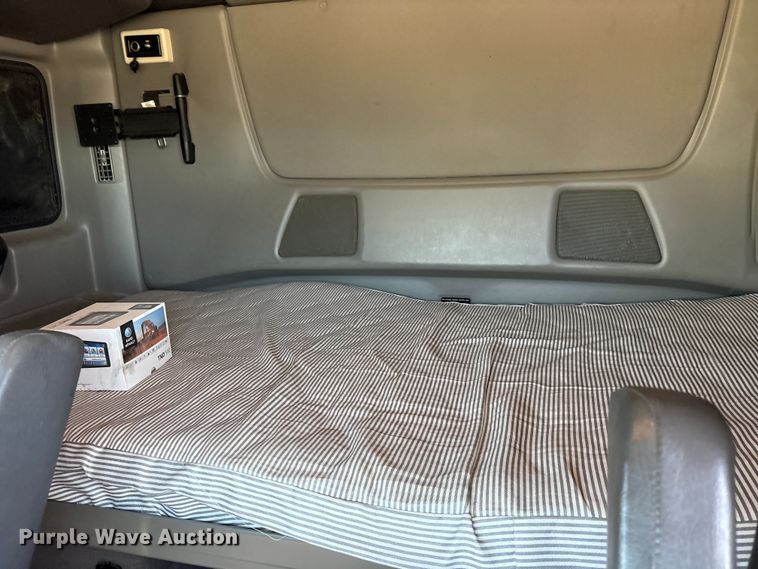 image for item ET7218 2015 International Prostar semi truck