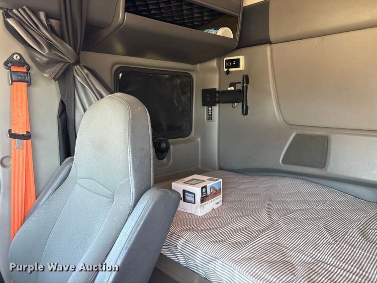 image for item ET7218 2015 International Prostar semi truck