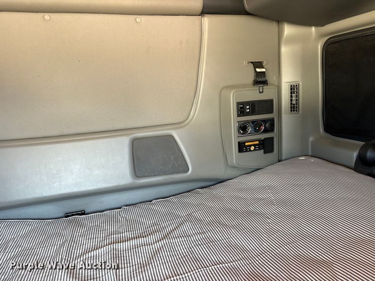 image for item ET7218 2015 International Prostar semi truck