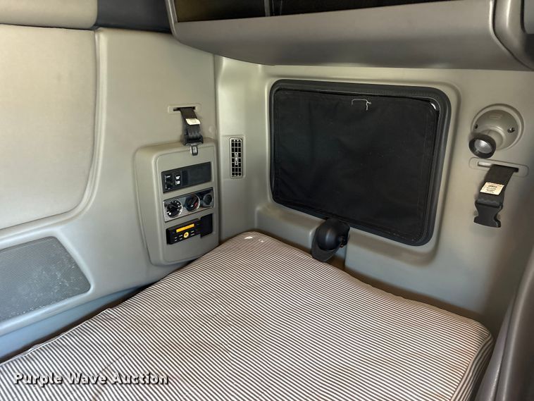 image for item ET7218 2015 International Prostar semi truck