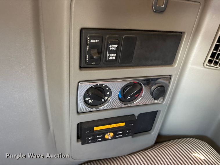 image for item ET7218 2015 International Prostar semi truck