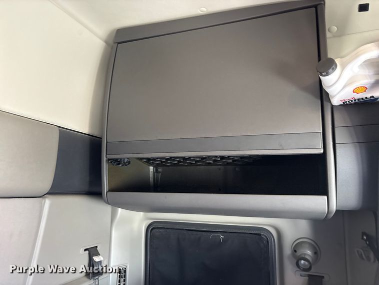 image for item ET7218 2015 International Prostar semi truck