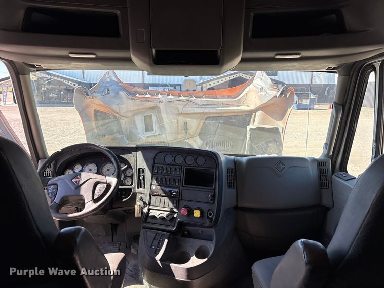 image for item ET7218 2015 International Prostar semi truck