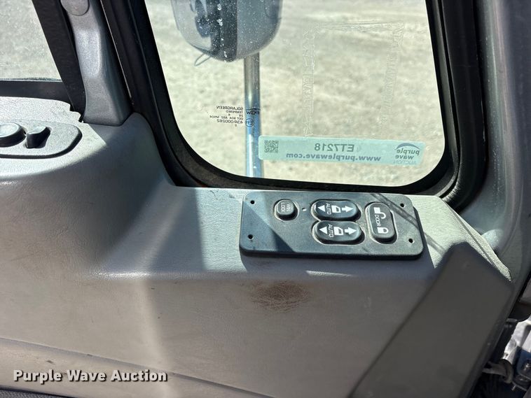 image for item ET7218 2015 International Prostar semi truck