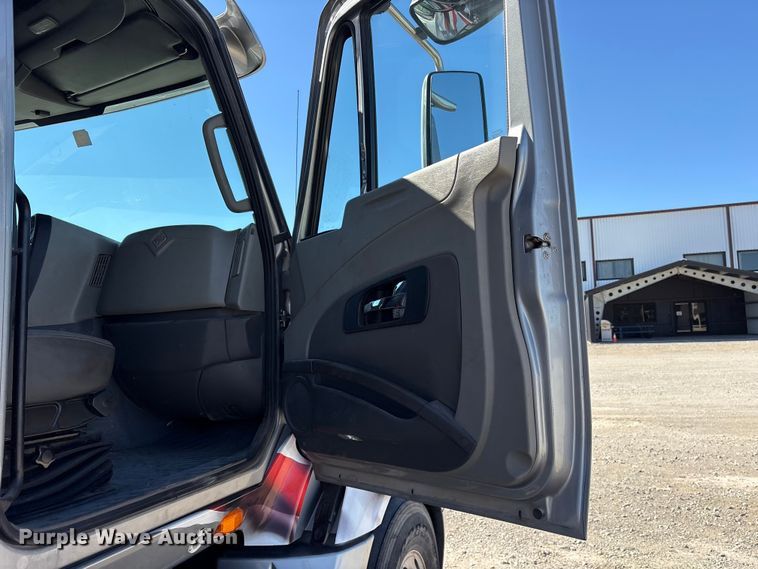 image for item ET7218 2015 International Prostar semi truck