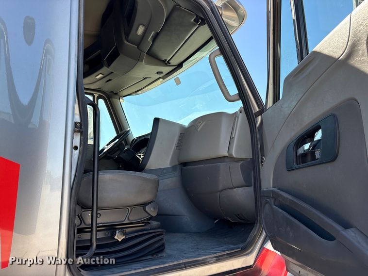 image for item ET7218 2015 International Prostar semi truck