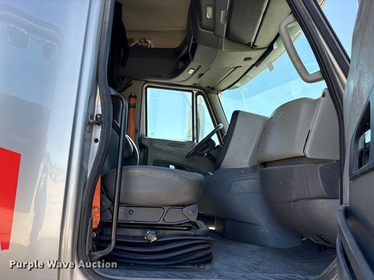 image for item ET7218 2015 International Prostar semi truck