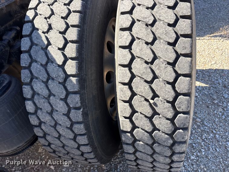 image for item ET7218 2015 International Prostar semi truck