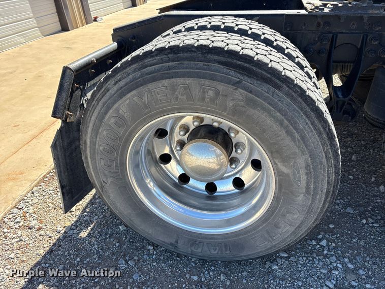 image for item ET7218 2015 International Prostar semi truck