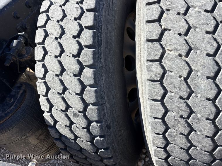 image for item ET7218 2015 International Prostar semi truck