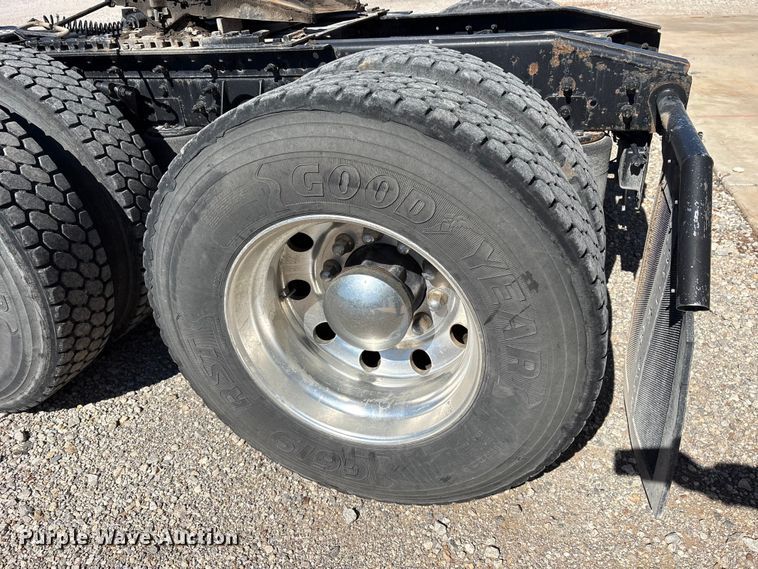 image for item ET7218 2015 International Prostar semi truck