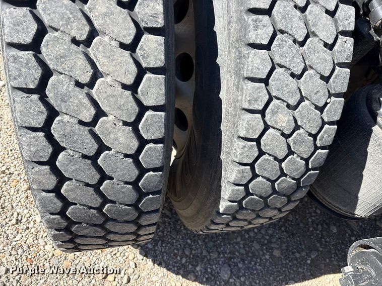 image for item ET7218 2015 International Prostar semi truck