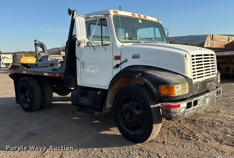 image for item ET7242 2000 International 4700 flatbed truck