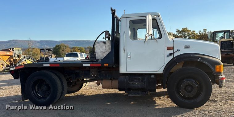 image for item ET7242 2000 International 4700 flatbed truck