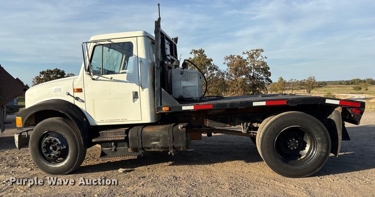 image for item ET7242 2000 International 4700 flatbed truck