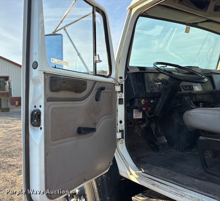 image for item ET7242 2000 International 4700 flatbed truck