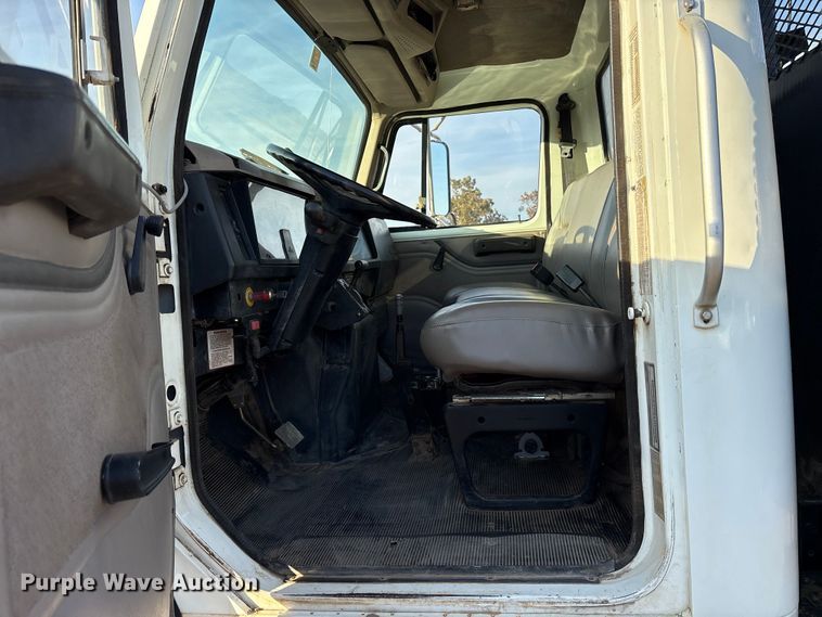 image for item ET7242 2000 International 4700 flatbed truck