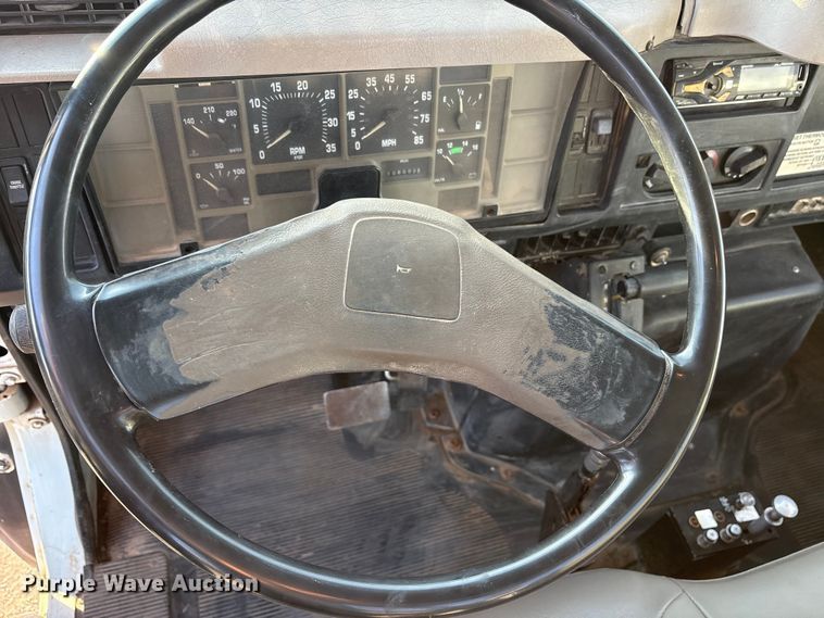 image for item ET7242 2000 International 4700 flatbed truck