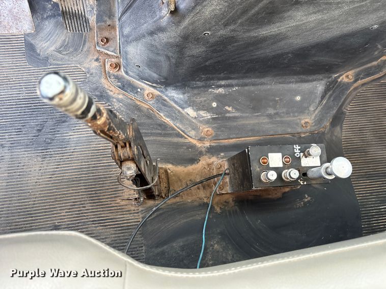 image for item ET7242 2000 International 4700 flatbed truck