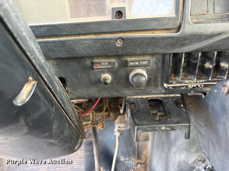 image for item ET7242 2000 International 4700 flatbed truck