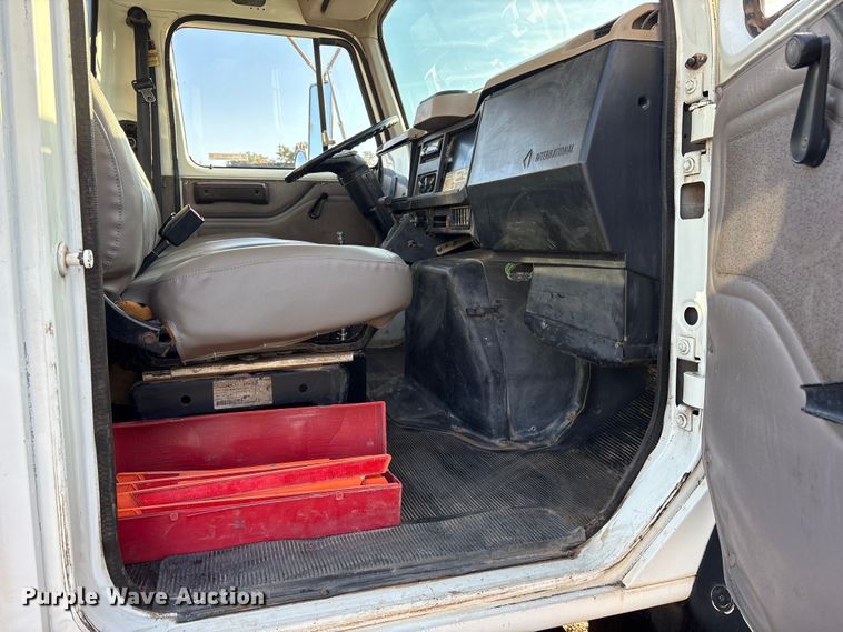 image for item ET7242 2000 International 4700 flatbed truck