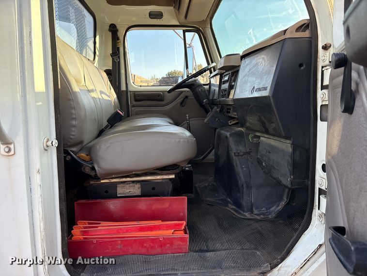 image for item ET7242 2000 International 4700 flatbed truck