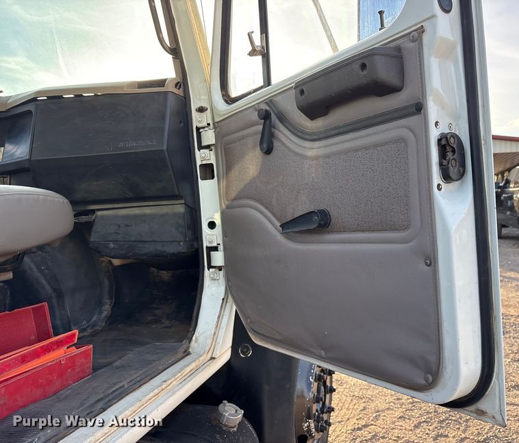 image for item ET7242 2000 International 4700 flatbed truck