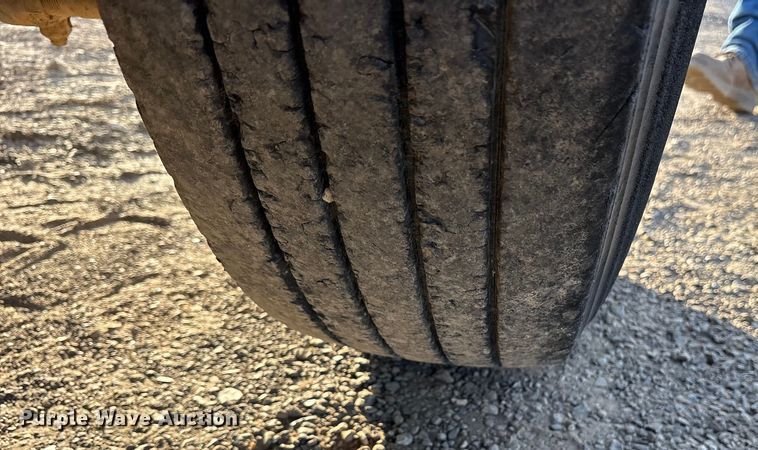 image for item ET7242 2000 International 4700 flatbed truck