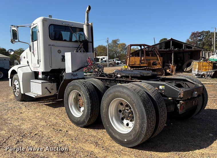image for item ET7291 2005 Peterbilt 385 semi truck