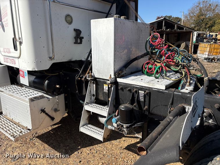 image for item ET7291 2005 Peterbilt 385 semi truck