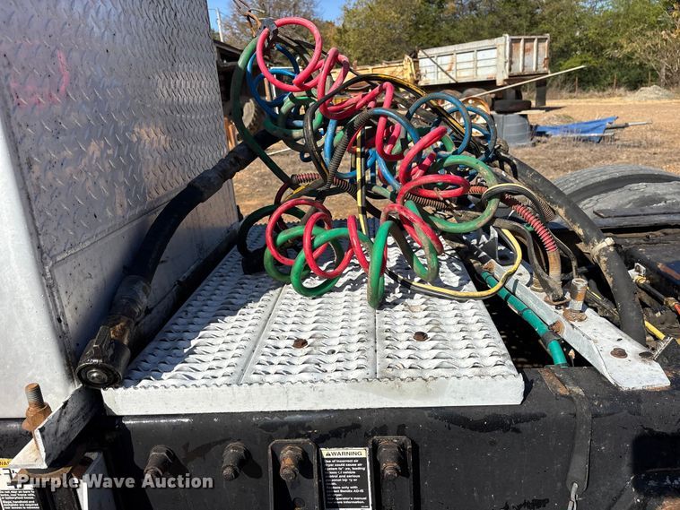 image for item ET7291 2005 Peterbilt 385 semi truck