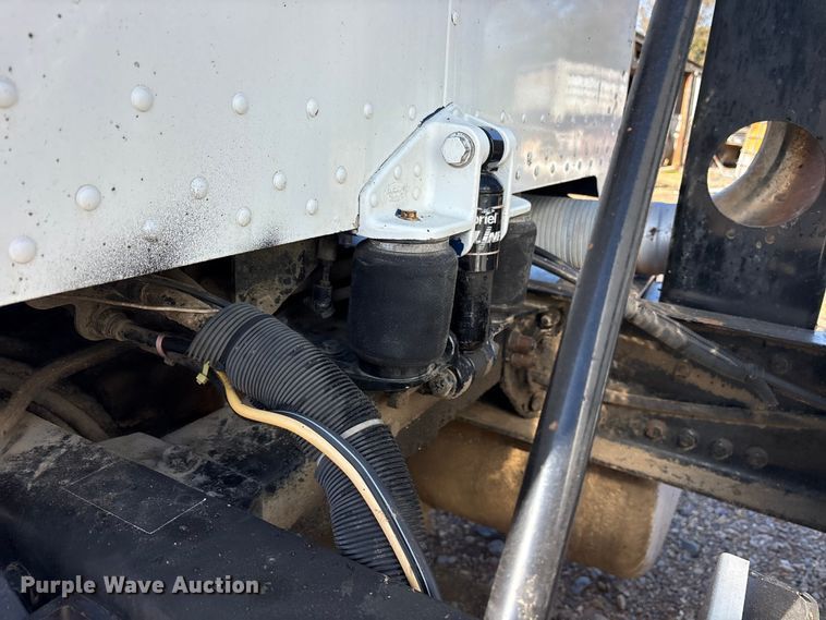 image for item ET7291 2005 Peterbilt 385 semi truck