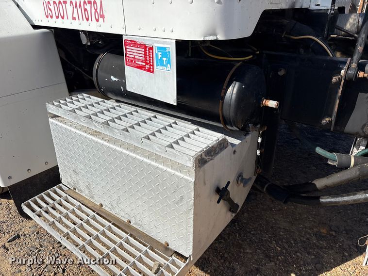 image for item ET7291 2005 Peterbilt 385 semi truck