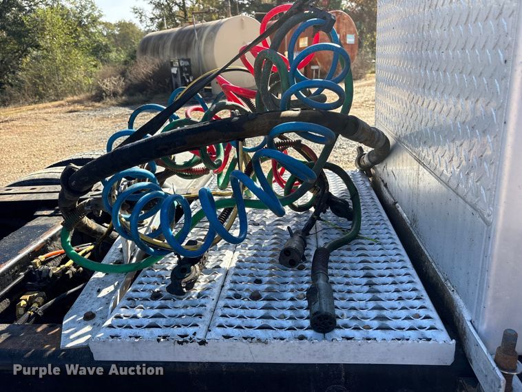 image for item ET7291 2005 Peterbilt 385 semi truck