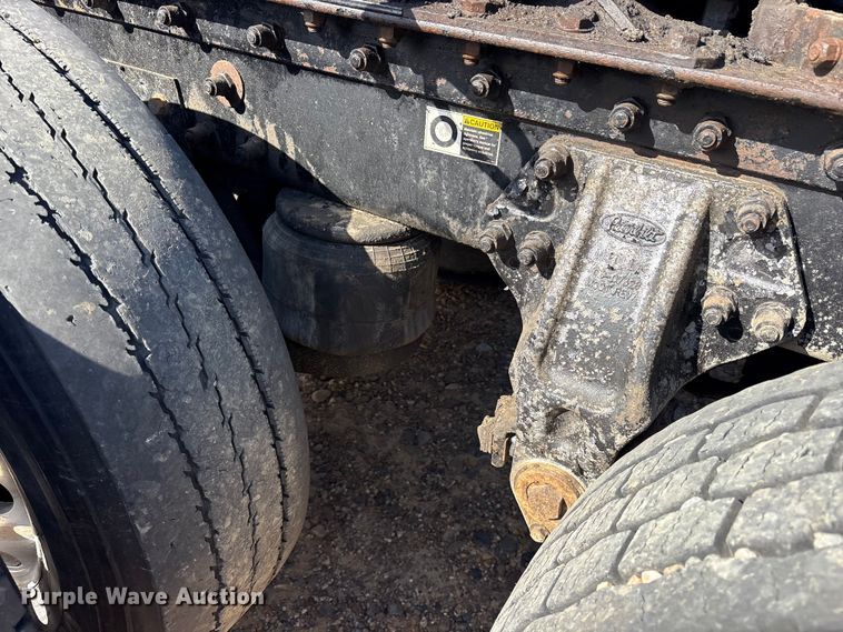 image for item ET7291 2005 Peterbilt 385 semi truck