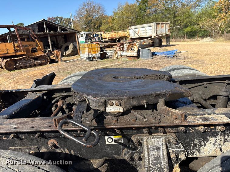 image for item ET7291 2005 Peterbilt 385 semi truck