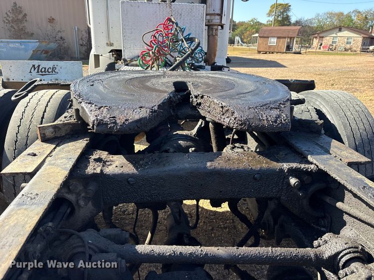 image for item ET7291 2005 Peterbilt 385 semi truck