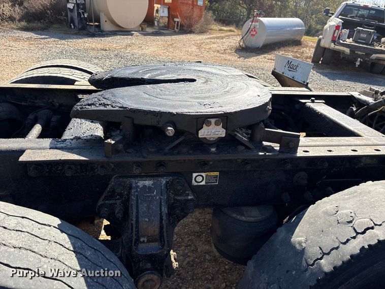 image for item ET7291 2005 Peterbilt 385 semi truck