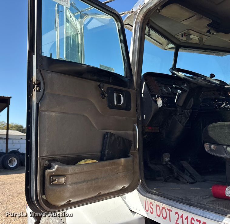 image for item ET7291 2005 Peterbilt 385 semi truck